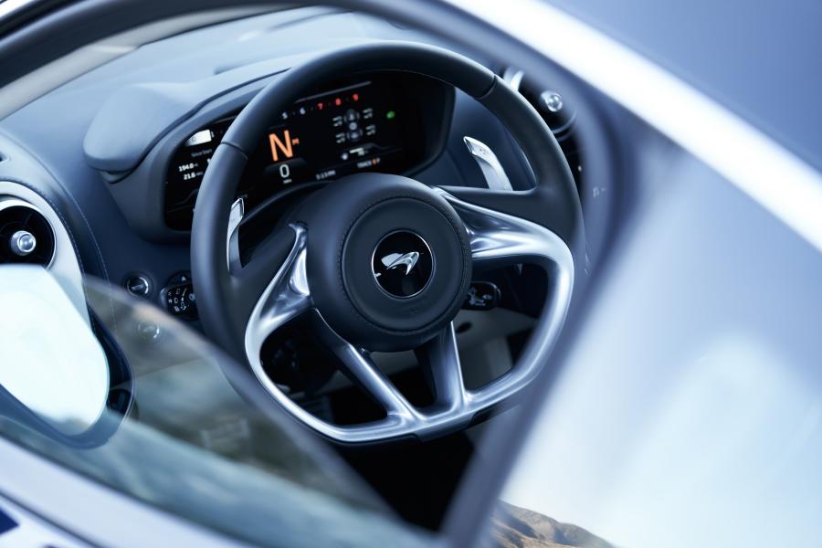 Детали интерьера McLaren GT 2019 года  (NA) (фото 14 из 17)